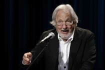 Rheinischer Kabarettist Konrad Beikircher eröffnet mit seinem "Kirche, Pest und neue Seuchen"-Programm das Live-Stream-Programm aus Anlass des 62 Geburtstags des Theaters im Senftöpfchen Theater Köln (&copy; Thomas Brill)