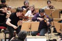 Amerikanischer Violinist Joshua Bell leitet das Orchester der Academy of St Martin in the Fields in der Philharmonie Köln (© Thomas Brill)