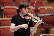 Amerikanischer Violinist Joshua Bell leitet das Orchester der Academy of St Martin in the Fields in der Philharmonie Köln (© Thomas Brill)