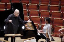 Tschechische Dirigent  Jiří Bĕlohlávek leitet die Tschechischen Philharmonie in Begleitung der georgischen Pianistin Khatia Buniatishvili in der Philharmonie Köln (© Thomas Brill)