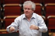 Tschechische Dirigent Jirí Belohlávek leitet das BBC Symphony Orchestra in Begleitung des russischen Pianisten Nikolai Tokarew in der Philharmonie Köln (&copy; Thomas Brill)