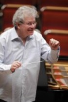 Tschechische Dirigent Jirí Belohlávek leitet das BBC Symphony Orchestra in Begleitung des russischen Pianisten Nikolai Tokarew in der Philharmonie Köln (&copy; Thomas Brill)