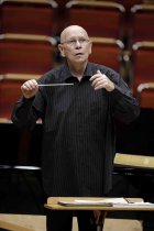 Tschechische Dirigent  Jiří Bĕlohlávek leitet die Tschechische Philharmonie in der Philharmonie Köln (© Thomas Brill)