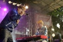 Deutsche Singer-Songwriter Tim Bendzko eröffnet mit seinem "Wenn Worte meine Sprache wären"-Konzert das c/o pop Festival 2012 am Tanzbrunnen Köln (&copy; Thomas Brill)