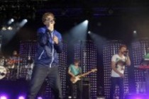 Deutsche Singer-Songwriter Tim Bendzko eröffnet mit seinem "Wenn Worte meine Sprache wären"-Konzert das c/o pop Festival 2012 am Tanzbrunnen Köln (&copy; Thomas Brill)