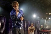 Deutsche Singer-Songwriter Tim Bendzko eröffnet mit seinem "Wenn Worte meine Sprache wären"-Konzert das c/o pop Festival 2012 am Tanzbrunnen Köln (&copy; Thomas Brill)