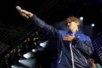 Deutsche Singer-Songwriter Tim Bendzko eröffnet mit seinem "Wenn Worte meine Sprache wären"-Konzert das c/o pop Festival 2012 am Tanzbrunnen Köln (&copy; Thomas Brill)