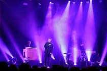 Deutsche Singer-Songwriter Tim Bendzko eröffnet seine "Alles, nur nicht zurück"-Tour im Gloria Theater Köln (&copy; Thomas Brill)