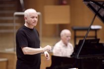 Britische Dirigent Sir George Benjamin leitet das Ensemble Modern in Begleitung des schweizer Pianisten Ueli Wiget in der Kölner Philharmonie (© Thomas Brill)