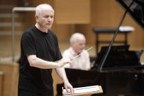 Britische Dirigent Sir George Benjamin leitet das Ensemble Modern in Begleitung des schweizer Pianisten Ueli Wiget in der Kölner Philharmonie (© Thomas Brill)