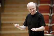Britische Dirigent Sir George Benjamin leitet das Ensemble Modern in Begleitung des schweizer Pianisten Ueli Wiget in der Kölner Philharmonie (© Thomas Brill)