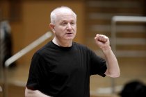 Britische Dirigent Sir George Benjamin leitet das Ensemble Modern in Begleitung des schweizer Pianisten Ueli Wiget in der Kölner Philharmonie (© Thomas Brill)