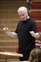 Britische Dirigent Sir George Benjamin leitet das Ensemble Modern in Begleitung des schweizer Pianisten Ueli Wiget in der Kölner Philharmonie (© Thomas Brill)