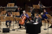 Deutsche Schriftsteller Marcel Beyer gastiert in Begleitung des Ensemble Modern in der Philharmonie Köln (© Thomas Brill)
