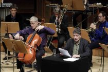 Deutsche Schriftsteller Marcel Beyer gastiert in Begleitung des Ensemble Modern in der Philharmonie Köln (© Thomas Brill)