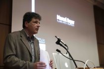 Deutsche Schriftsteller Marcel Beyer gastiert mit einem Poetik-Vortrag über „Die Sprache, die Fremde“ im Senatssaal der Universität zu Köln (© Thomas Brill)