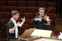 Deutsche Pianist Kristian Bezuidenhout gastiert mit dem Freiburger Barockorchester unter der Leitung des Deutsch-norwegischen Violinisten und Dirigenten Gottfried von der Goltz (* 1. Juni 1964 in Würzburg) und Chor mit dem Programm
"Welcome to All the Pl (© Thomas Brill)
