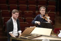 Deutsche Pianist Kristian Bezuidenhout gastiert mit dem Freiburger Barockorchester unter der Leitung des Deutsch-norwegischen Violinisten und Dirigenten Gottfried von der Goltz (* 1. Juni 1964 in Würzburg) und Chor mit dem Programm
"Welcome to All the Pl (© Thomas Brill)