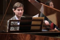 Deutsche Pianist Kristian Bezuidenhout begleitet das Freiburger Barockorchester unter der Leitung des spanischen Dirigenten Pablo Heras-Casado in der Philharmonie Köln (© Thomas Brill)