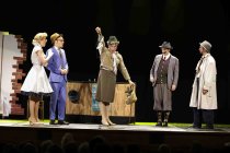 Der Musical-Krimi von Jochen Frank Schmidt "Bikini Skandal" gastiert ab dem 01. August täglich in der Volksbühne am Rudolfplatz in Köln (© Thomas Brill)