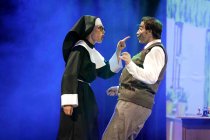 Der Musical-Krimi von Jochen Frank Schmidt "Bikini Skandal" gastiert ab dem 01. August täglich in der Volksbühne am Rudolfplatz in Köln (© Thomas Brill)