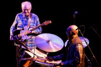 Das Bill Frisell Trio: Gitarrist Bill Frisell, Bassist Luke Bergmann und Schlagzeuger Rudy Royston spielen "Jazz, Folk und Americana" im Stadtgarten Köln (&copy; Thomas Brill)