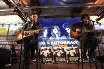 Amerikanische Rock-Gruppe Black Rebel Motorcycle Club gastieren auf ihrer "Specter at the Feast"-Tour mit einem Unplugged-Instore-Gig und einer Autogrammstunde im Saturn Köln Hansaring (&copy; Thomas Brill)