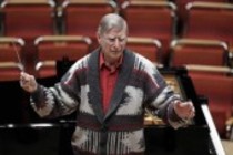 Schwedisch-amerikanischer Dirigent Herbert Blomstedt leitet das Chamber Orchestra of Europe in Begleitung des amerikanischen Pianisten Emanuel Ax in der Philharmonie Köln (© Thomas Brill)