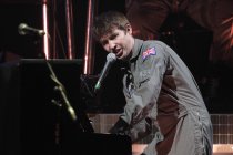 Britische Singer/Songwriter James Blunt gastiert auf seiner "Moon Landing"-Tour in der Lanxess-Arena Köln (© Thomas Brill)
