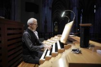 Deutsche Organist Winfried Bönig und Sängerin Elvira Bill gastieren in Begleitung des Vokalensemble Kölner Dom unter der Leitung von Eberhard Metternich anlässlich des 100. Todestag vom Max Reger im Dom zu Köln (© Thomas Brill)