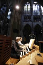 Deutsche Organist Winfried Bönig und Sängerin Elvira Bill gastieren in Begleitung des Vokalensemble Kölner Dom unter der Leitung von Eberhard Metternich anlässlich des 100. Todestag vom Max Reger im Dom zu Köln (© Thomas Brill)