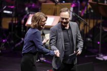 Bettina Böttinger, Caroline Peters, Charly Hübner und die Monika Roscher Bigband gastieren bei der lit.COLOGNE Gala in der Kölner Philharmonie (© Thomas Brill)