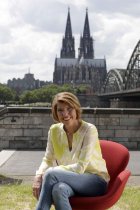 Deutsche Fernsehmoderatorin Bettina Böttinger feiert 10 Jahre Kölner Treff und 60 Jahre Bettina Böttinger auf der Hohenzollernbrücke Köln (© Thomas Brill)