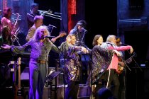Köbes Underground mit Bandleader Ecki Pieper mit dem Lied "Boogie Wonderland" bei der Stunksitzung 2018 im E-Werk Köln (© Thomas Brill)