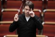 Russische Dirigent Andrey Boreyko leitet die Junge Deutsche Philharmonie in Begleitung der moldawischen Violinistin Patricia Kopatchinskaja in der Philharmonie Köln (&copy; Thomas Brill)