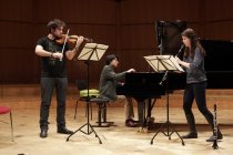 Amerikanische Pianist Kit Armstrong gastiert in Begleitung Marc Bouchkov (Violine) und Boglárka Pecze (Klarinette) in der Philharmonie Köln (© Thomas Brill)