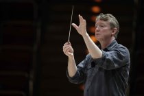 Schottischer Dirigent Douglas Boyd leitet das Orchestre de Chambre de Paris in der Philharmonie Köln (© Thomas Brill)