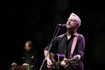 Britischer Singer-Songwriter Billy Bragg gastiert auf seiner "Bridges not Walls"-Tour im Gloria Theater Köln (&copy; Thomas Brill)