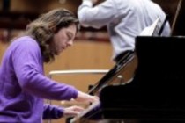 Die französischen Kammermusiker Renaud und Gautier Capuçon sowie Frank Braley begleiten das Gürzenich Orchester Köln unter der Leitung des deutsche Dirigenten Markus Stenz in der Philharmonie Köln (© Thomas Brill)