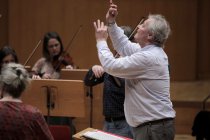 Deutsche Dirigent Helmut Branny leitet die Dresdner Kapellsolisten in der Philharmonie Köln (© Thomas Brill)