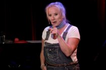 Deutsche Kabarettistin Sylvia Brécko gastiert mit ihrem Programm "Das letzte Kind trägt Fell" im Atelier Theater Köln (© Thomas Brill)