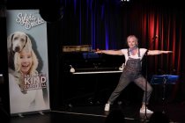 Deutsche Kabarettistin Sylvia Brécko gastiert mit ihrem Programm "Das letzte Kind trägt Fell" im Atelier Theater Köln (© Thomas Brill)