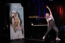 Deutsche Kabarettistin Sylvia Brécko gastiert mit ihrem Programm "Das letzte Kind trägt Fell" im Atelier Theater Köln (© Thomas Brill)