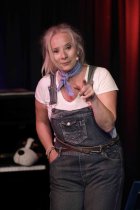Deutsche Kabarettistin Sylvia Brécko gastiert mit ihrem Programm "Das letzte Kind trägt Fell" im Atelier Theater Köln (© Thomas Brill)