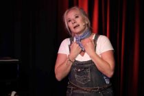Deutsche Kabarettistin Sylvia Brécko gastiert mit ihrem Programm "Das letzte Kind trägt Fell" im Atelier Theater Köln (© Thomas Brill)