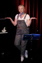 Deutsche Kabarettistin Sylvia Brécko gastiert mit ihrem Programm "Das letzte Kind trägt Fell" im Atelier Theater Köln (© Thomas Brill)