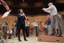Israelische Klarinettistin Shirley Brill gastiert in Begleitung der Dresdner Kapellsolisten unter der Leitung des deutschen Dirigenten Helmut Branny in der Philharmonie Köln (© Thomas Brill)
