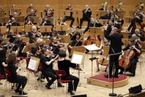 Französische Dirigent François-Xavier Roth leitet das von ihm gegründete "Kölner Bürgerorchester" in der Kölner Philharmonie (© Thomas Brill)