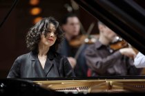 Georgische Pianistin Khatia Buniatishvili gastiert in Begleitung des Orchestra della Svizzera italiana unter der Leitung des deutschen Dirigenten Markus Poschner in der Kölner Philharmonie (© Thomas Brill)