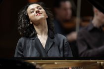 Georgische Pianistin Khatia Buniatishvili gastiert in Begleitung des Orchestra della Svizzera italiana unter der Leitung des deutschen Dirigenten Markus Poschner in der Kölner Philharmonie (© Thomas Brill)